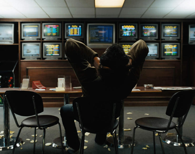 西方人,一个人,办公室,坐,横图,室内,白天,失败,家具,桌子,电视,椅子,欧洲,欧洲人,仅一个男性,仅一个人,许多,抱头,阴影,服装,沮丧,粘性,光线,影子,办公桌,木椅,办公用品,便利贴,便签,很多,三把,凌乱,注视,休闲装,文具,排列,仅一个年轻男性,背面,衣服,观察,看,休闲,难受,休闲服,无奈,服饰,观看,张开双腿,失望,悲伤,办公设备,文具用品,记事,察看,双手抱头,混乱,伤心,难过,关注,失落,彩电,颓废,办公家具,挫败,快捷,受挫,落败,落空,错过,失足,失意,失策,失算,颓丧,衰颓,悲哀,懊丧,颓靡,气馁,丧气,文化工具,彩色电视机,显像管屏,显像管屏幕,方便,N次贴,便条贴,告诉贴,即时贴,捧首,捧头,摆列,纷乱,缭乱,庞杂,展开双腿,败北,挫折,失利,男人,男性,年轻男性,白种人,电视机,坐着,彩图,全身,布列,分列,伸展双腿