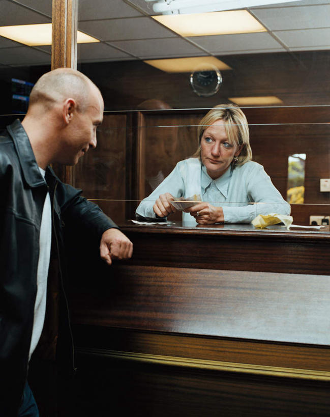 西方人,背部,两个人,站,坐,竖图,室内,白天,正面,职员,窗户,柜子,桌子,照明,欧洲,欧洲人,握,阴影,服装,光线,影子,办公桌,洞,灯光,储物柜,拿,拿着,注视,休闲装,顶灯,玻璃窗,灯,衣服,灯具,观察,看,靠,靠着,站着,休闲,休闲服,握着,服饰,洞穴,观看,照亮,察看,照明设备,储存,关注,彩票,穴,储备,蕴藏,贮备,男人,男性,女人,女性,中年男性,中年女性,白种人,站立,坐着,半身,彩图,贮存