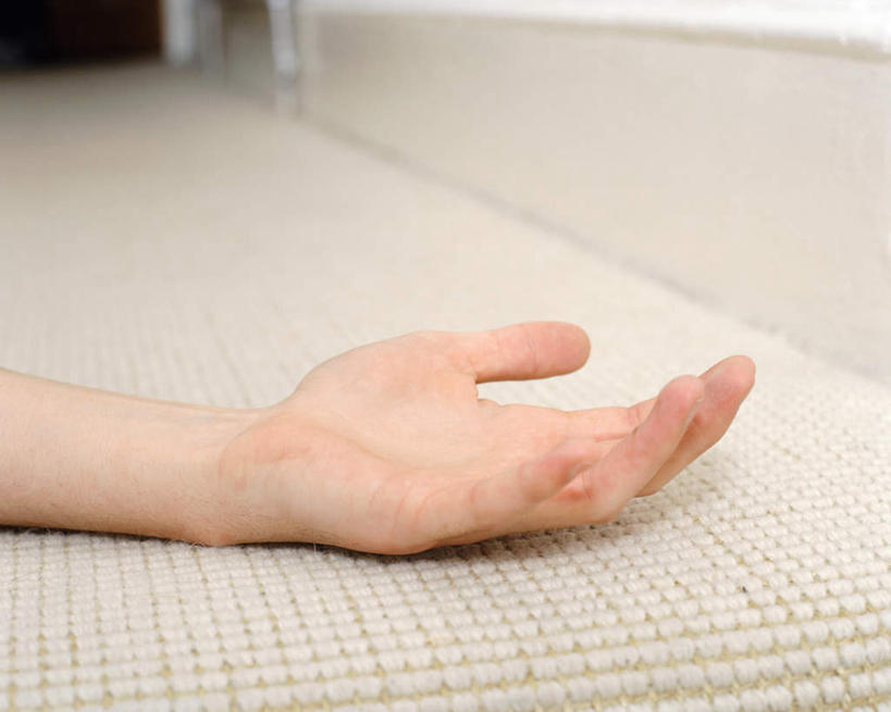 西方人,手,一个人,横图,室内,特写,白天,正面,床,卧室,欧洲,欧洲人,仅一个年轻女性,仅一个女性,仅一个人,阴影,光线,影子,床单,摊开,被子,手部,单人床,单手,被单,年轻女性,女人,女性,白种人,半身,彩图,睡房,卧房