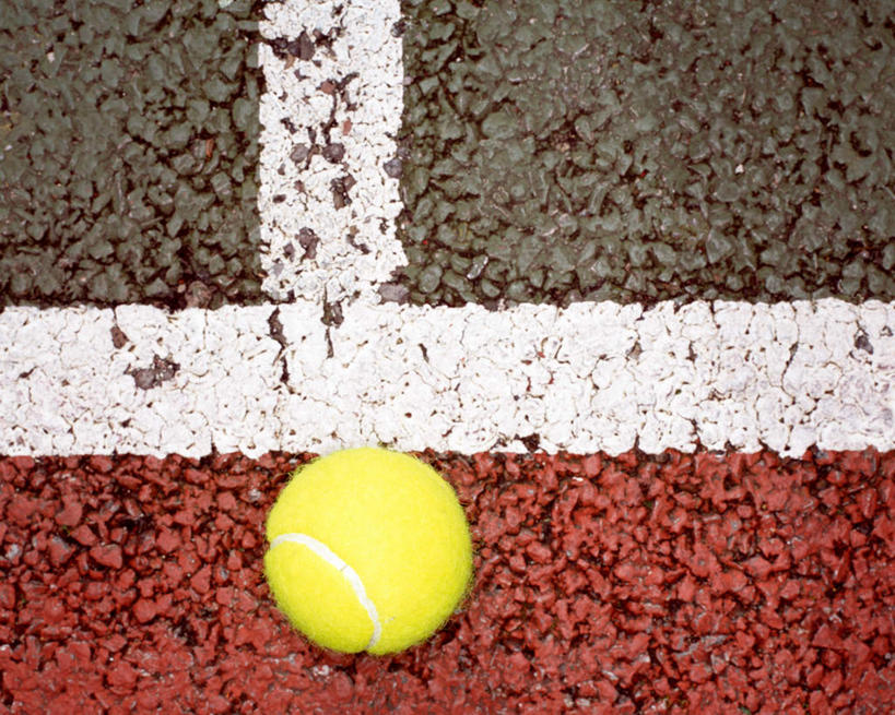 无人,体育馆,运动场,横图,俯视,室外,特写,白天,网球,静物,粗糙,界线,线条,分界线,网球装备,运动器械,体育场,一个,黄色,白色,健身器械,单个,健身器材,直角,拐角,运动馆,网球运动,彩图,高角度拍摄,运动器材