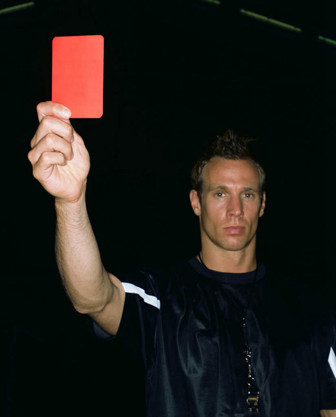 西方人,一个人,站,举,竖图,室外,白天,正面,运动服,欧洲,欧洲人,仅一个男性,仅一个人,裁判,握,服装,警告,拿,拿着,注视,仅一个年轻男性,衣服,观察,看,托,站着,警示,握着,服饰,观看,禁止,提醒,察看,衣着,穿着,关注,提示,限制,惩罚,违规,处罚,犯规,红牌,衣饰,危险,男人,男性,年轻男性,白种人,举起,举手,举着,向上举,向上伸,向上托,站立,半身,彩图,运动装