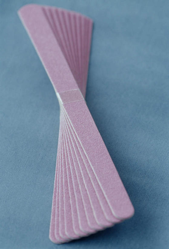 无人,竖图,俯视,室内,特写,白天,静物,金属制品,一堆,许多,阴影,堆叠,堆积,灰色背景,光线,金属,工具,影子,粉色,美甲,摄影,影棚,锉刀,堆,指甲锉,锉子,美甲工具,彩图,高角度拍摄,影棚拍摄,拍摄