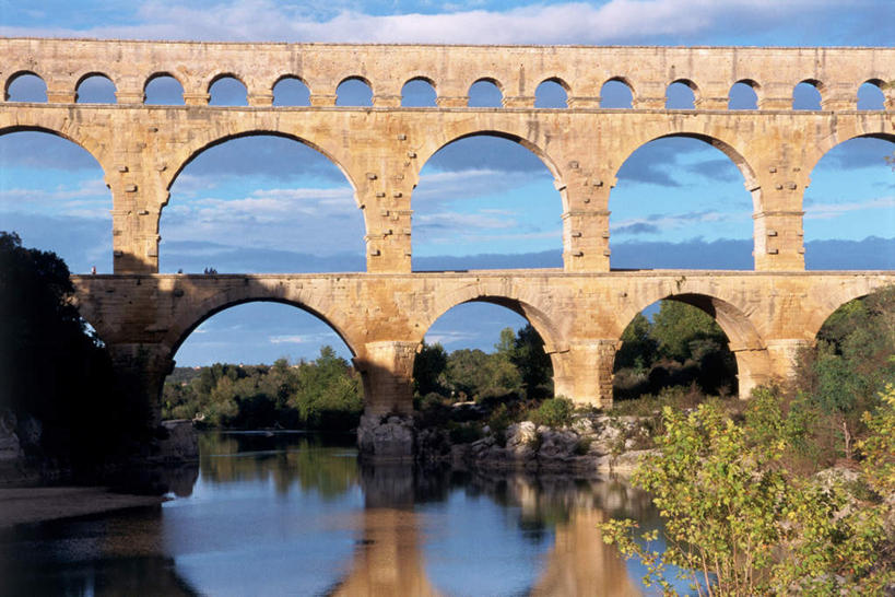 无人,横图,室外,白天,正面,旅游,度假,河流,石头,名胜古迹,水,植物,标志建筑,地标,建筑,法国,欧洲,阴影,遗迹,光线,石子,影子,河水,水流,云,云朵,桥,云彩,古迹,文物,娱乐,建设,古建筑,石桥,拱桥,栈桥,树,树木,蓝色,绿色,白云,蓝天,天空,阳光,自然,天,享受,休闲,旅游胜地,放松,拱形,生长,晴朗,成长,人行桥,石拱桥,古文明,加德桥,法兰西共和国,加尔桥,法兰西第五共和国,加尔省,石块,晴空,彩图