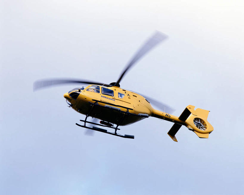 无人,横图,室外,白天,仰视,飞机,飞翔,阴影,朦胧,模糊,飞行,光线,影子,云,云朵,翱翔,云彩,航空,飞,蓝色,白云,蓝天,天空,阳光,交通工具,天,一架,晴朗,直升机,直升飞机,载具,晴空,彩图,低角度拍摄