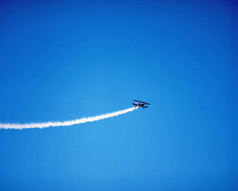 无人,横图,室外,白天,仰视,飞机,飞翔,阴影,飞行,光线,影子,烟雾,交通,翱翔,航空,飞,蓝色,蓝天,天空,阳光,交通工具,天,运输,一架,晴朗,污染,废气,载具,飞机尾迹,喷气式飞机,尾迹云,机尾云,飞机拉烟,云带,尾迹,万里无云,机尾迹,飞机尾气,晴空,晴空万里,彩图,低角度拍摄