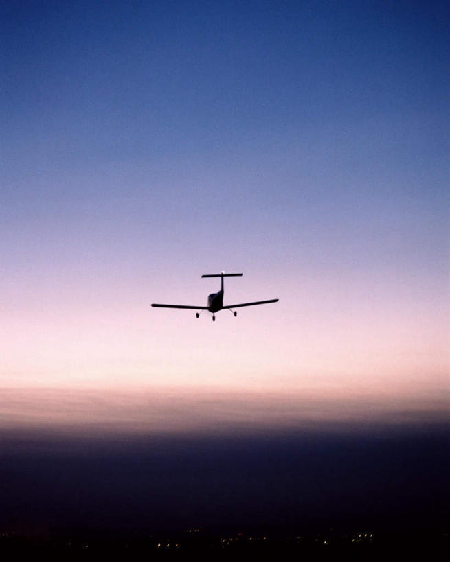 无人,竖图,室外,白天,仰视,日落,飞机,飞翔,阴影,飞行,光线,影子,晚霞,霞光,落日,交通,翱翔,航空,飞,阳光,黄昏,交通工具,彩霞,运输,一架,载具,双翼机,夕照,夕阳,彩图,低角度拍摄,斜阳