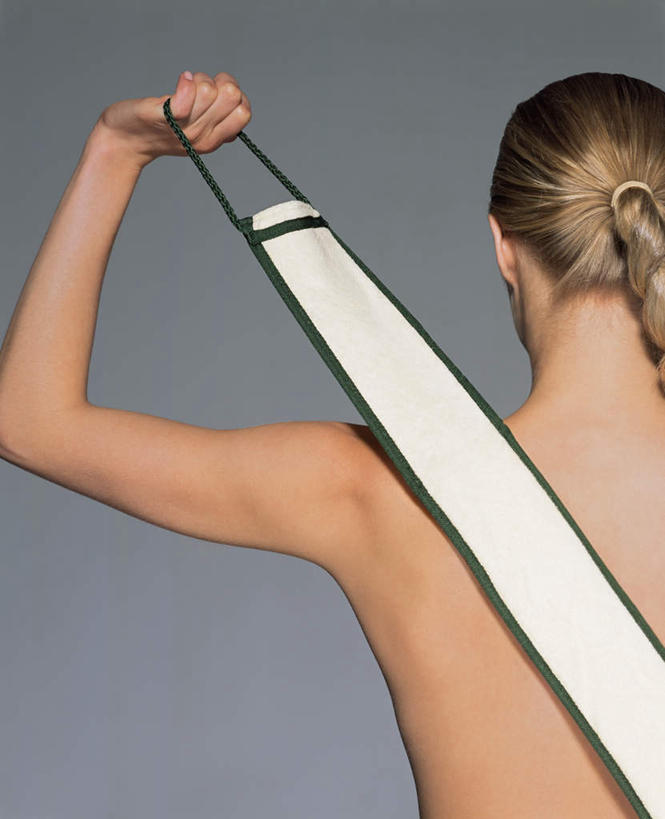 西方人,一个人,举,竖图,室内,白天,洗澡,欧洲,欧洲人,仅一个年轻女性,仅一个女性,仅一个人,握,阴影,灰色背景,光线,影子,菜瓜,丝瓜,拿,拿着,注视,干净,裸露,背面,观察,看,清洁,托,享受,健康,放松,握着,保健,摄影,影棚,观看,察看,卫生,关注,裸,按摩器,泡汤,胜瓜,尤物,布瓜,天罗,年轻女性,女人,女性,白种人,举起,举手,举着,向上举,向上伸,向上托,半身,彩图,影棚拍摄,沐浴,拍摄,佳丽,丽人,美人