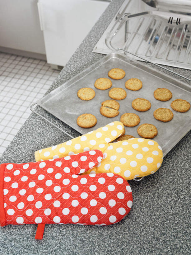 点心,无人,竖图,俯视,室内,白天,安全,厨房,桌面,桌子,一排,阴影,整齐,并列,并排,光线,烤盘,影子,大理石,食品,防护,隔热手套,微波炉手套,食物,排列,黄色,红色,手套,饼干,零食,保护,队列,平行,大理石制品,厨房手套,隔热,彩图,高角度拍摄,灶间