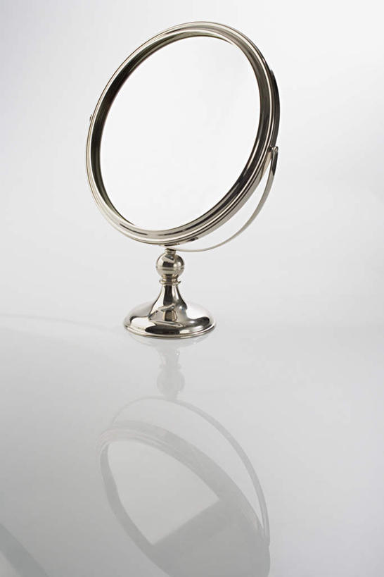 无人,竖图,俯视,室内,特写,白天,白色背景,化妆,美容,镜子,金属制品,阴影,反射,光线,金属,影子,一个,摄影,影棚,单个,镜像,镜面,光学,手镜,彩图,高角度拍摄,影棚拍摄,拍摄