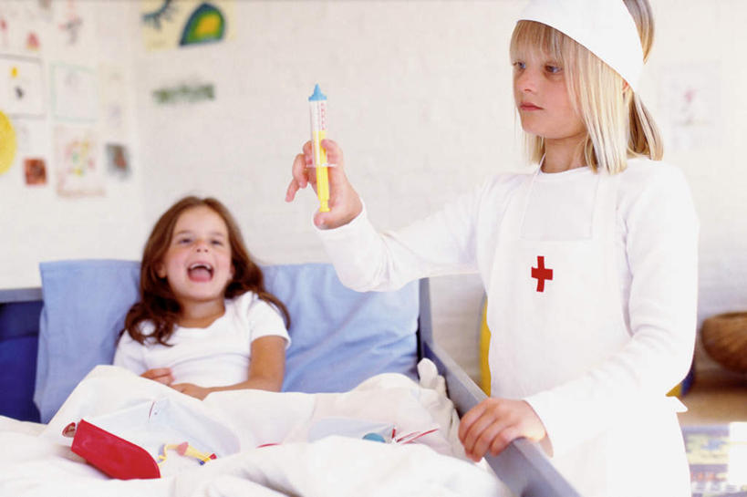 西方人,儿童,两个人,伙伴,朋友,护士,站,躺,横图,室内,白天,正面,工作服,制服,友谊,纯洁,床,靠垫,欧洲,欧洲人,握,服装,双人床,床单,靠枕,拿,拿着,注视,被子,小孩,衣服,垫子,枕头,观察,看,站着,针管,针筒,可爱,童年,童趣,模仿,握着,注射,服饰,观看,察看,医疗,医疗设备,注射器,模拟,被单,白衣天使,衣着,穿着,关注,童真,烂漫,无邪,工作制服,衣饰,仿照,卧着,天真,友情,女孩,女人,女性,白种人,躺着,卧,站立,半身,彩图,工作套服,女生