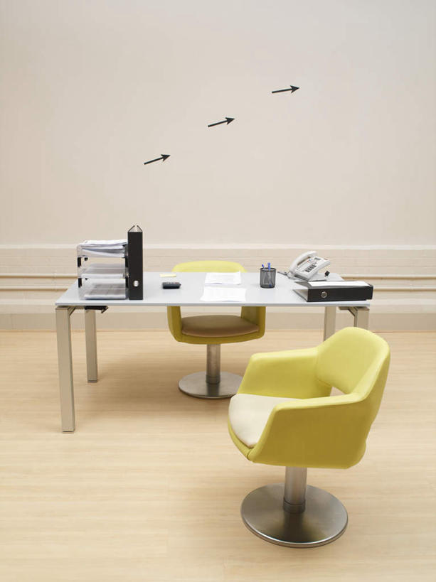 无人,办公室,竖图,室内,白天,正面,家具,桌子,椅子,阴影,反射,材料,档案,文件,影子,纸,办公桌,墙,方向,箭头,墙壁,墙面,会议椅,手稿,资料,办公椅,证明,指向,文档,文件架,资料架,办公家具,簇,商务椅,培训椅,文件框,文件座,资料档,资料座,彩图