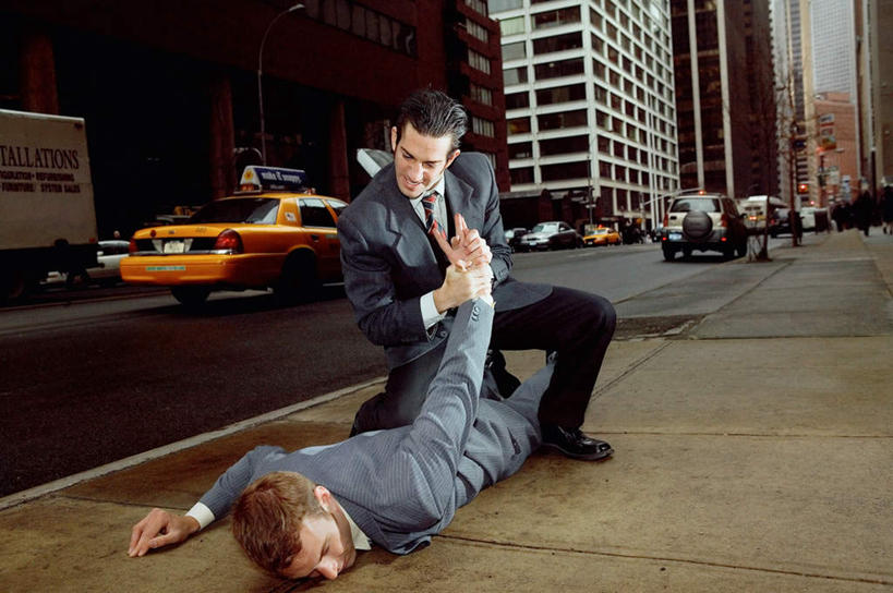 西方人,两个人,商务人士,商务男性,高楼大厦,躺,横图,室外,白天,正面,鞋,衬衫,大厦,道路,建筑,路,摩天大楼,公路,出租车,汽车,鞋子,欧洲,欧洲人,握,套装,分界线,皮革,停车线,交通,注视,车,交通工具,轿车,低头,观察,看,握着,观看,车行道,车行道分界线,打架,察看,关注,载具,打斗,的士,标线,商务装,计程车,工薪阶层,斗殴,车行线,敌人,卧着,男人,男性,年轻男性,白种人,白领,上班族,马路,躺着,卧,彩图,全身,衬衣,皮鞋,大楼,高层建筑,高楼,摩天楼