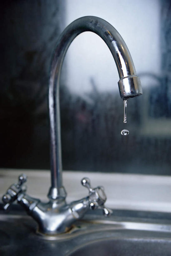 无人,竖图,室内,特写,白天,正面,厨房,朦胧,模糊,水槽,水龙头,水滴,水斗,开关,打开,阀门,开启,水咀,水点,彩图,灶间