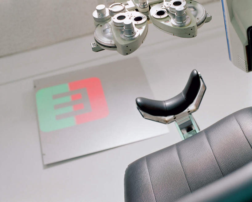 无人,医院,横图,室内,白天,仰视,椅子,金属制品,阴影,光线,金属,影子,墙,灯光,墙壁,墙面,会议椅,办公椅,医疗设备,医疗器械,医疗工具,医疗机构,商务椅,培训椅,彩图,低角度拍摄,病院,诊所,光学仪器