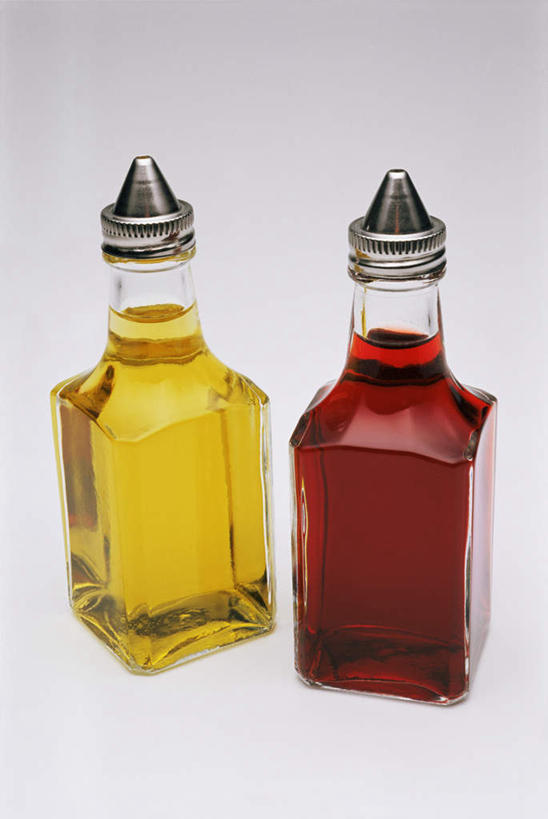 无人,竖图,室内,特写,白天,白色背景,正面,两瓶,罐子,辣椒油,橄榄油,玻璃制品,黄色,红色,玻璃瓶,瓶子,摄影,影棚,彩图,影棚拍摄,拍摄