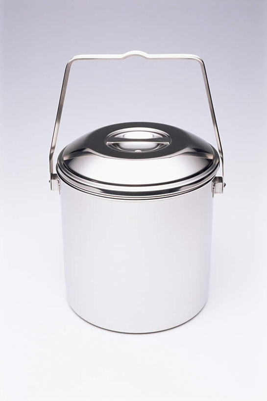 无人,竖图,室内,特写,白天,白色背景,正面,静物,金属制品,阴影,反射,金属,铁桶,桶,影子,一个,容器,摄影,影棚,单个,储藏,储存,彩图,影棚拍摄,拍摄,贮存