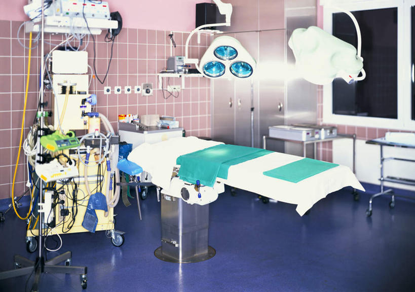 无人,医院,横图,室内,白天,正面,窗户,床,静物,照明,电力,电线,线,墙,灯光,床单,电能,线路,玻璃窗,墙壁,墙面,灯,灯具,电,电源,电源线,照亮,手术,照明设备,能量,无影灯,医疗机构,彩图,病院,诊所