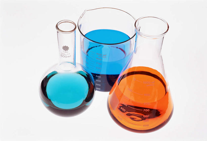 无人,横图,俯视,室内,特写,白天,白色背景,实验,仪器,研究,透明,分析,化学,测试,烧瓶,液体,玻璃制品,蓝色,玻璃瓶,瓶子,橙色,器皿,摄影,影棚,玻璃仪器,试验耗材,实验用品,圆底烧瓶,彩图,高角度拍摄,影棚拍摄,拍摄