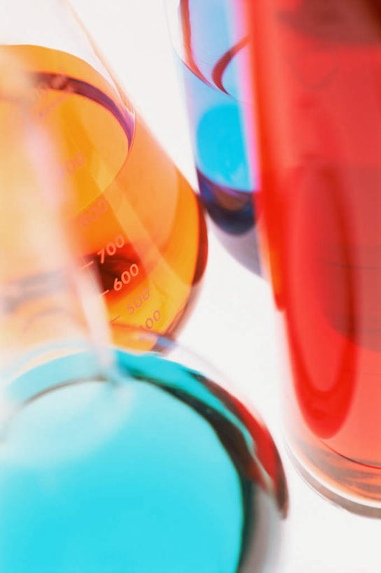 无人,竖图,俯视,室内,特写,白天,白色背景,实验,仪器,研究,透明,分析,化学,测试,烧瓶,液体,玻璃制品,红色,蓝色,玻璃瓶,瓶子,橙色,器皿,摄影,影棚,玻璃仪器,试验耗材,实验用品,圆底烧瓶,彩图,高角度拍摄,影棚拍摄,拍摄