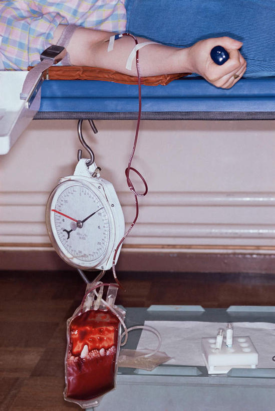 西方人,手,一个人,躺,竖图,室内,白天,侧面,床,欧洲,欧洲人,仅一个男性,仅一个人,握,服装,床单,休闲装,被子,仅一个年轻男性,衣服,红色,休闲,手部,休闲服,血液,针管,针筒,搭,握着,注射,服饰,单人床,单手,医疗,医疗设备,注射器,被单,输液,搭着,献血,打点滴,输液瓶,静脉输液,卧着,男人,男性,年轻男性,白种人,躺着,卧,半身,彩图