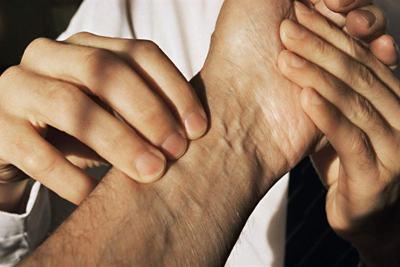 西方人,手,两个人,医生,病人,横图,室内,特写,白天,正面,工作服,制服,欧洲,欧洲人,双手,黑色背景,白色,医护人员,医疗人员,手部,摄影,影棚,白大褂,工作制服,搭脉,男人,男性,中年男性,白种人,大夫,患者,就医者,半身,彩图,影棚拍摄,工作套服,拍摄