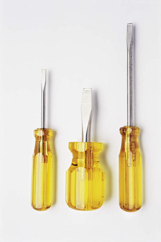 无人,竖图,俯视,室内,特写,白天,白色背景,静物,金属制品,一排,连接,组合,整齐,金属,工具,排列,三个,黄色,摄影,影棚,螺丝刀,起子,链接,五金,紧固,队列,拼接,拼凑,拼合,凑集,聚合,撮合,链结,牢固,改锥,彩图,高角度拍摄,影棚拍摄,拍摄