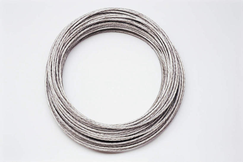 无人,横图,俯视,室内,特写,白天,白色背景,纯洁,静物,金属制品,环绕,缠绕,金属,钢丝,银色,摄影,信仰,影棚,高贵,纠缠,雅致,彩图,高角度拍摄,影棚拍摄,拍摄