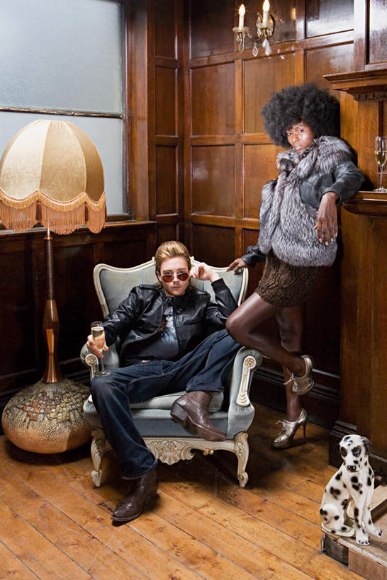 红酒,葡萄酒,西方人,两个人,客厅,站,坐,竖图,室内,白天,正面,高跟鞋,爱情,时尚,地板,门,台灯,宠物,狗,杯子,鞋子,照明,欧洲,非洲,黑人,欧洲人,撑,服装,高脚杯,墨镜,眼镜,墙,灯光,红酒杯,斑点狗,大麦町犬,地面,白葡萄酒,酒类,一杯,浪漫,注视,休闲装,木地板,墙壁,墙面,玻璃制品,灯,酒,饮料,一只,衣服,白色,动物,酒杯,太阳镜,太阳眼镜,灯具,落地灯,门框,扶,观察,看,靠,靠着,站着,休闲,温暖,温馨,休闲服,遮阳镜,恩爱,可爱,恋人,服饰,观看,张开双腿,照亮,和睦,察看,起居室,撑着,扶着,照明设备,关注,时髦,忠诚,两盏,斑点犬,时兴,客堂,展开双腿,男人,男性,年轻男性,年轻女性,女人,女性,白种人,非洲人,情侣,玻璃杯,犬,站立,坐着,彩图,全身,伴侣,融洽,伸展双腿