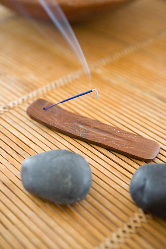 无人,竖图,俯视,室内,特写,白天,石头,蜡烛,节日,朦胧,模糊,凉席,木板,石子,席子,烟雾,燃烧,文化,佛香,两个,香火,香烛,祈祷,健康,鹅卵石,许愿,宗教,信仰,烧香,纪念,祈求,一支,按摩石,平安,石块,彩图,高角度拍摄