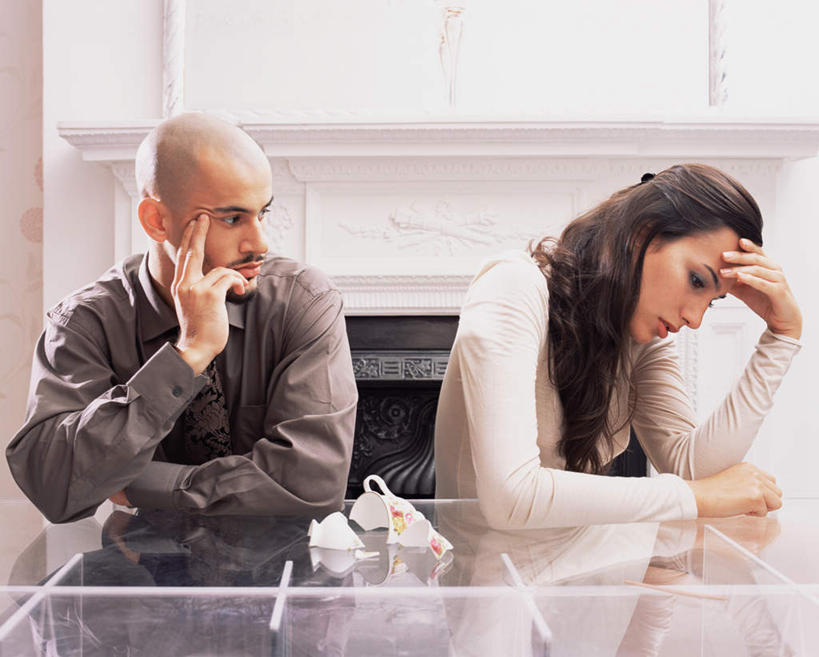 西方人,两个人,夫妻,客厅,坐,横图,室内,白天,正面,爱情,壁炉,桌子,杯子,玻璃,雕塑,欧洲,欧洲人,撑,服装,朦胧,模糊,破碎,艺术,装饰,雕刻,雕像,墙,浪漫,茶几,扭头,托腮,注视,休闲装,墙壁,墙面,玻璃制品,一个,衣服,白色,水杯,工艺品,低头,观察,看,托,转头,休闲,休闲服,恩爱,恋人,服饰,单个,观看,纪念,美术,察看,起居室,破裂,吵架,关注,托下巴,主题,陈列,摧毁,功能,美学,漆雕,客堂,男人,男性,年轻男性,年轻女性,女人,女性,白种人,夫妇,情侣,茶杯,坐着,半身,彩图,伴侣