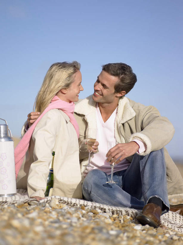 红酒,葡萄酒,西方人,两个人,夫妻,坐,笑,微笑,露齿笑,竖图,室外,白天,正面,爱情,沙滩,杯子,欧洲,欧洲人,握,服装,朦胧,模糊,装饰,高脚杯,罐子,沙子,坐垫,海岸,红酒杯,沙地,白葡萄酒,酒类,浪漫,拿,拿着,扭头,注视,休闲装,玻璃制品,酒,热水瓶,饮料,两个,一个,衣服,蓝色,蓝天,天空,玻璃瓶,酒杯,瓶子,容器,围巾,天,观察,看,转头,休闲,温暖,休闲服,恩爱,握着,恋人,服饰,晴朗,单个,围脖,观看,保暖,华丽,点缀,察看,御寒,关注,保温,保温瓶,万里无云,衬托,美观,雅致,雅观,野餐垫,野餐地毯,多功能毯,男人,男性,年轻男性,年轻女性,女人,女性,白种人,夫妇,情侣,玻璃杯,海滩,晴空,晴空万里,坐着,彩图,全身,伴侣