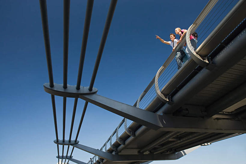 西方人,两个人,站,横图,室外,白天,仰视,爱情,旅游,度假,标志建筑,大桥,地标,建筑,立交桥,桥梁,英国,欧洲,伦敦,欧洲人,指,服装,高架,斜拉桥,桥,首都,浪漫,休闲装,方向,娱乐,建设,衣服,蓝色,蓝天,天空,天,手势,站着,享受,休闲,温暖,温馨,休闲服,旅游胜地,恩爱,放松,恋人,服饰,晴朗,和睦,指向,食指,西欧,万里无云,雾都,千禧桥,伦敦千禧桥,男人,男性,年轻男性,年轻女性,女人,女性,白种人,情侣,晴空,晴空万里,站立,彩图,低角度拍摄,全身,伴侣,融洽