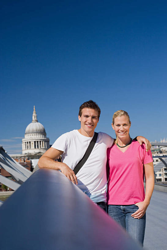 西方人,两个人,教堂,站,抱,笑,微笑,露齿笑,竖图,室外,白天,正面,爱情,旅游,度假,名胜古迹,标志建筑,大桥,地标,建筑,立交桥,桥梁,英国,欧洲,伦敦,欧洲人,服装,裤子,节日,遗迹,高架,斜拉桥,桥,首都,浪漫,注视,牛仔裤,休闲装,古迹,文化,文物,娱乐,建设,古建筑,圣保罗大教堂,衣服,蓝色,蓝天,天空,天,观察,看,祈祷,站着,享受,休闲,健康,温暖,温馨,休闲服,旅游胜地,恩爱,放松,许愿,恋人,宗教,服饰,信仰,晴朗,抱着,观看,纪念,祈求,和睦,察看,搂着,基督教,西欧,关注,天主教,大不列颠,信念,古文明,世界文化遗产,大不列颠及北爱尔兰联合王国,万里无云,大不列颠联合王国,日不落英帝国,雾都,千禧桥,伦敦千禧桥,平安,男人,男性,年轻男性,年轻女性,女人,女性,白种人,情侣,晴空,晴空万里,怀抱,搂,搂抱,相抱,拥抱,站立,半身,彩图,大教堂,礼拜堂,伴侣,融洽