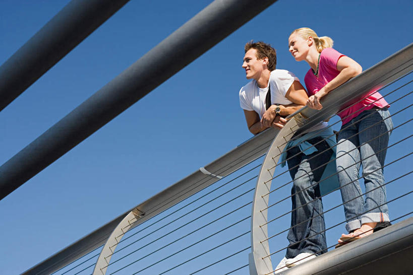 西方人,两个人,站,横图,室外,白天,仰视,爱情,旅游,度假,标志建筑,大桥,地标,建筑,立交桥,桥梁,英国,欧洲,伦敦,欧洲人,阴影,服装,裤子,光线,影子,高架,斜拉桥,桥,首都,浪漫,注视,牛仔裤,休闲装,娱乐,建设,衣服,蓝色,蓝天,天空,阳光,天,观察,看,靠,靠着,倚靠,站着,享受,休闲,温暖,温馨,休闲服,旅游胜地,恩爱,放松,恋人,服饰,晴朗,观看,和睦,察看,倚着,西欧,关注,万里无云,雾都,千禧桥,伦敦千禧桥,男人,男性,年轻男性,年轻女性,女人,女性,白种人,情侣,晴空,晴空万里,站立,彩图,低角度拍摄,全身,伴侣,融洽