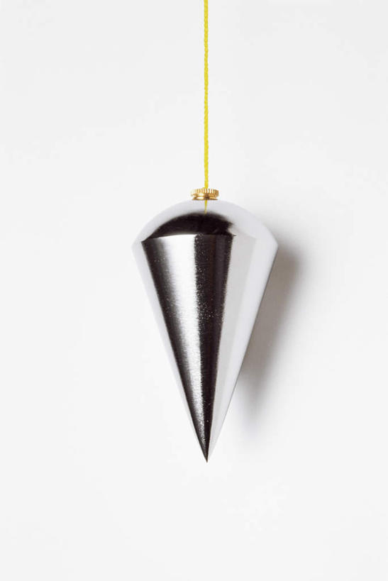 无人,竖图,俯视,室内,特写,白天,白色背景,静物,金属制品,阴影,光线,测量,金属,影子,一个,垂直,平衡,摄影,影棚,单个,下垂,精确,准确,铅垂线,铅锤,铅锤线,彩图,高角度拍摄,影棚拍摄,拍摄