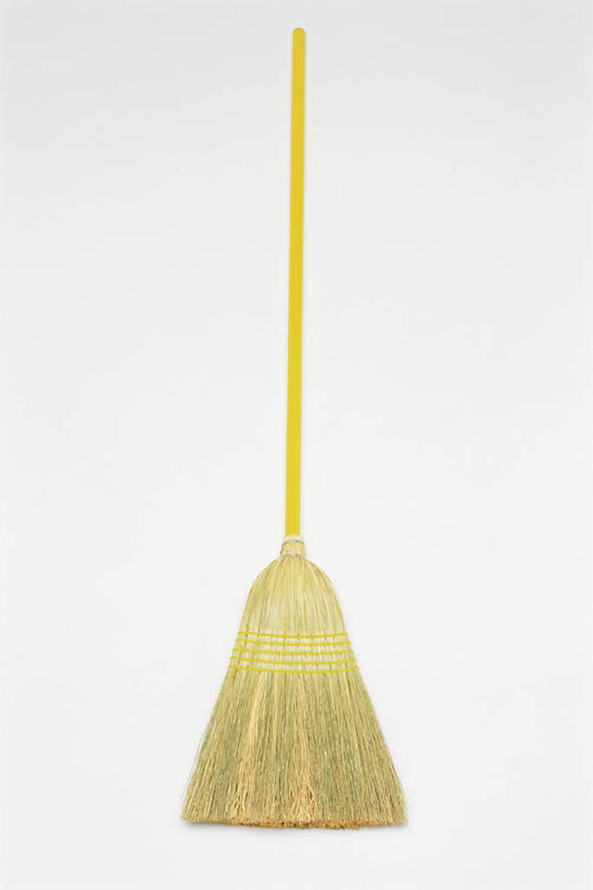 无人,竖图,俯视,室内,特写,白天,白色背景,静物,工具,扫帚,一个,黄色,清洁,摄影,影棚,单个,扫把,卫生,保洁,笤帚,彩图,高角度拍摄,影棚拍摄,拍摄