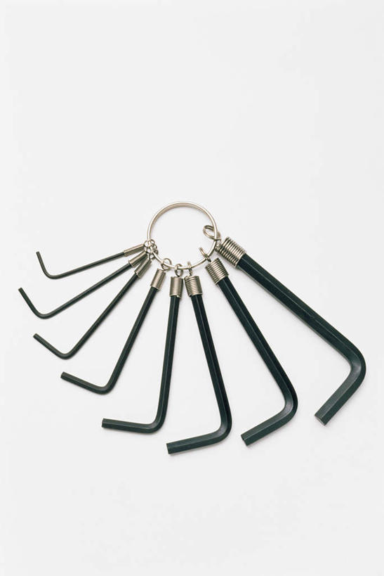 无人,竖图,室内,特写,白天,白色背景,正面,安全,静物,金属制品,一排,许多,整齐,金属,防护,钥匙,钥匙圈,排列,摄影,影棚,保护,开启,队列,封闭,保险,私密,保全,周全,安稳,安定,防盗,平安,彩图,影棚拍摄,拍摄