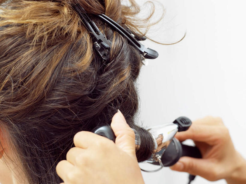 西方人,手,一个人,横图,室内,特写,白天,侧面,欧洲,欧洲人,双手,仅一个年轻女性,仅一个女性,仅一个人,握,墙,注视,墙壁,墙面,一个,白色,观察,看,手部,握着,单个,观看,卷发棒,卷发器,察看,关注,烫发器,年轻女性,女人,女性,白种人,半身,彩图