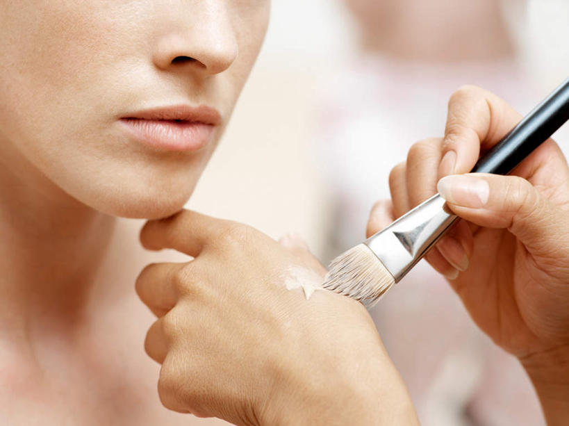 西方人,手,两个人,横图,室内,特写,白天,正面,化妆,美容,欧洲,欧洲人,护肤,握,阴影,朦胧,模糊,反射,影子,注视,裸露,顾客,一个,化妆刷,刷子,观察,看,保养,享受,休闲,手部,放松,握着,保健,单个,观看,单手,察看,美容工具,关注,裸,化妆师,养颜,彩妆刷,化妆工具,蜜粉刷,主顾,年轻女性,女人,女性,白种人,半身,彩图