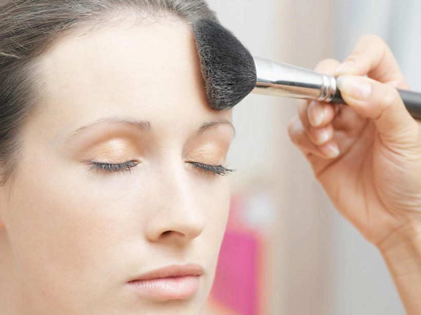 西方人,脸,头,脸颊,手,两个人,闭眼,横图,室内,特写,白天,正面,化妆,美容,欧洲,欧洲人,护肤,握,朦胧,模糊,墙,顾客,墙壁,墙面,一个,化妆刷,刷子,保养,享受,休闲,手部,放松,握着,保健,单个,单手,美容工具,化妆师,养颜,彩妆刷,化妆工具,蜜粉刷,主顾,年轻女性,女人,女性,白种人,头部,脸部,脸蛋,面部,闭眼睛,闭着眼,闭着眼睛,半身,彩图