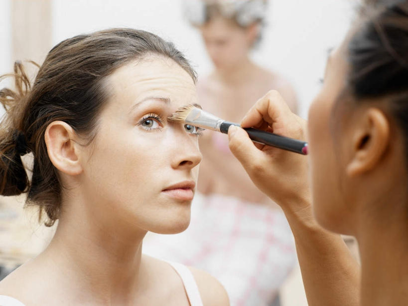 西方人,脸,头,脸颊,手,三个人,伙伴,朋友,横图,室内,特写,白天,正面,化妆,美容,友谊,欧洲,欧洲人,护肤,握,朦胧,模糊,墙,注视,顾客,墙壁,墙面,一个,化妆刷,刷子,观察,看,保养,享受,休闲,手部,放松,握着,保健,单个,观看,单手,察看,美容工具,关注,化妆师,养颜,彩妆刷,化妆工具,蜜粉刷,主顾,友情,年轻女性,女人,女性,白种人,头部,脸部,脸蛋,面部,半身,彩图