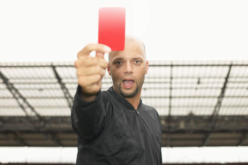 西方人,一个人,体育馆,运动场,站,举,横图,室外,白天,仰视,运动服,欧洲,欧洲人,仅一个男性,仅一个人,仅一个中年男性,裁判,握,服装,警告,拿,大喊,拿着,注视,体育场,衣服,黑色,观察,看,托,站着,警示,握着,服饰,观看,禁止,大叫,提醒,察看,衣着,穿着,关注,提示,限制,惩罚,违规,处罚,犯规,红牌,运动馆,大呼,衣饰,危险,男人,男性,中年男性,白种人,举起,举手,举着,向上举,向上伸,向上托,站立,半身,彩图,低角度拍摄,运动装