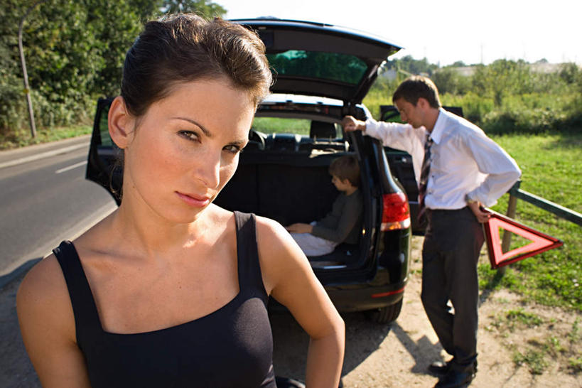 西方人,儿童,三个人,家庭,夫妻,母亲,父亲,儿子,站,坐,笑,说,微笑,横图,室外,白天,正面,衬衫,爱情,讨论,纯洁,草地,草坪,植物,道路,路,路灯,公路,汽车,照明,欧洲,欧洲人,一辆,撑,服装,朦胧,模糊,测量,刻度,灯光,分界线,领带,停车线,交通,浪漫,注视,休闲装,车,灯,草,树,树木,一个,小孩,衣服,绿色,天空,自然,尺,交通工具,轿车,天,观察,看,靠,靠着,站着,休闲,温暖,温馨,父子,母子,三口之家,一家人,休闲服,恩爱,父爱,可爱,母爱,童年,童趣,恋人,服饰,生长,晴朗,单个,成长,观看,测量工具,车行道,车行道分界线,照亮,尺子,和睦,察看,撑着,照明设备,关注,载具,标线,直角,童真,烂漫,无邪,车行线,万里无云,直角尺,量具,量仪,木工工具,钳工工具,曲尺,交流,天真,男孩,男人,男性,年轻男性,年轻女性,女人,女性,白种人,孩子,年轻人,夫妇,情侣,晴空,晴空万里,马路,沟通,讲话,交谈,商讨,说话,谈话,站立,坐着,半身,彩图,衬衣,伴侣,融洽,男生