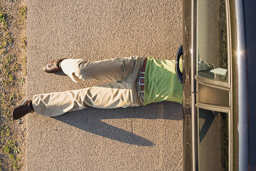 西方人,一个人,躺,横图,俯视,室外,白天,道路,路,汽车,欧洲,欧洲人,仅一个男性,仅一个人,阴影,服装,光线,影子,小路,交通,休闲装,腰带,维护,维修,修护,车,仅一个年轻男性,衣服,阳光,交通工具,轿车,休闲,休闲服,服饰,皮带,载具,配饰,裤带,卧着,男人,男性,年轻男性,白种人,躺着,卧,半身,彩图,高角度拍摄