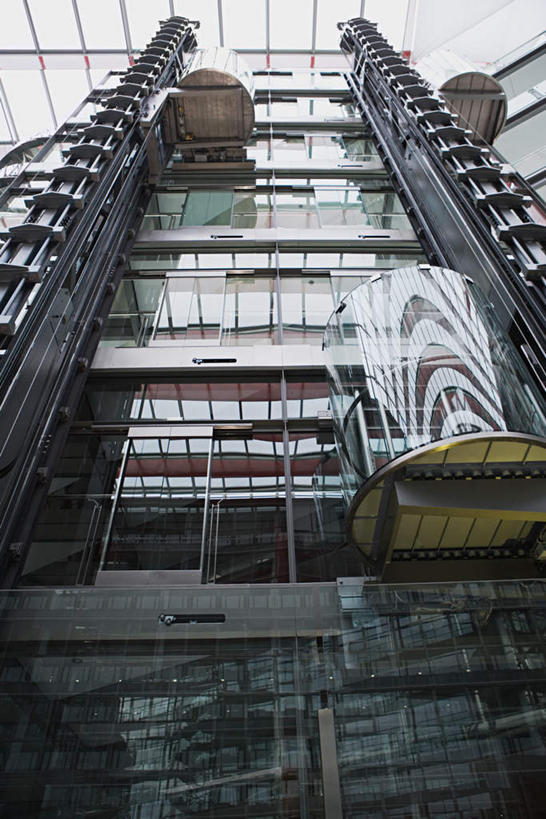 无人,高楼大厦,竖图,室外,白天,仰视,办公楼,窗户,大厦,电梯,建筑,摩天大楼,写字楼,墙,运输工具,玻璃窗,墙壁,墙面,楼宇,商务楼,升降梯,彩图,低角度拍摄,大楼,高层建筑,高楼,摩天楼,升降设备