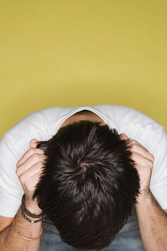 西方人,一个人,竖图,室内,白天,正面,欧洲,欧洲人,仅一个男性,仅一个人,抱头,黄色背景,服装,墙,注视,休闲装,墙壁,墙面,仅一个年轻男性,衣服,黄色,低头,观察,看,休闲,休闲服,摄影,服饰,影棚,观看,懊恼,烦恼,察看,关注,垂头,捧首,捧头,男人,男性,年轻男性,白种人,半身,彩图,影棚拍摄,拍摄