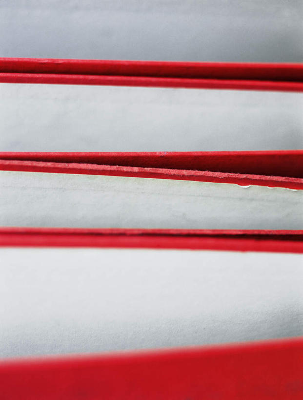 无人,竖图,室内,特写,白天,正面,静物,一堆,阴影,堆叠,堆积,朦胧,模糊,反射,影子,三个,红色,堆,文件架,资料架,文件框,文件座,资料档,资料座,彩图