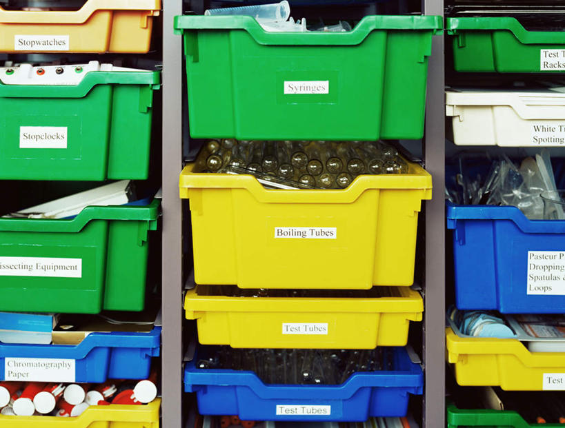 横图,室内,特写,白天,正面,实验,静物,许多,研究,科学,材料,档案,文件,实验室,研究室,黄色,蓝色,绿色,容器,资料,储藏,科研,储存,文档,化验,检验,研究所,化验室,检验室,半身,彩图,贮存