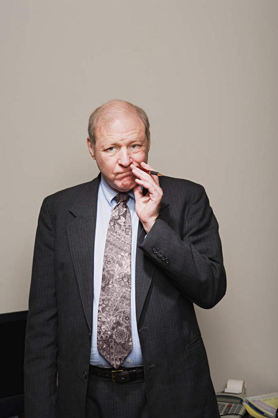 西方人,一个人,商务人士,商务男性,站,竖图,室内,白天,正面,衬衫,通讯,椅子,欧洲,欧洲人,仅一个男性,仅一个人,仅一个中年男性,握,咬,套装,传输,笔,材料,档案,文件,纸,墙,办公用品,钢笔,拿,拿着,注视,墙壁,墙面,文具,白色,会议椅,手稿,学习用品,资料,观察,看,站着,握着,通信,观看,传真机,办公设备,办公椅,文具用品,证明,传真,一支,咬着,察看,关注,文档,商务装,工薪阶层,输出设备,商务椅,培训椅,男人,男性,中年男性,白种人,白领,上班族,站立,半身,彩图,衬衣