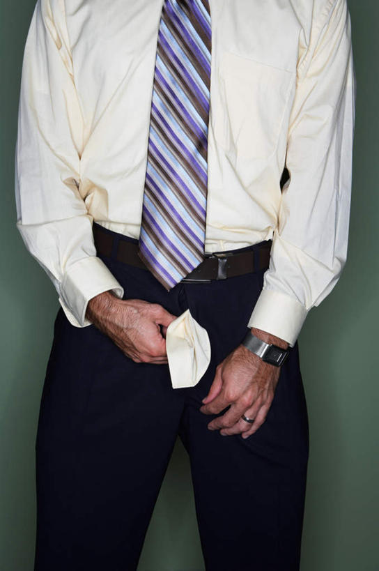 西方人,手,一个人,商务人士,商务男性,站,竖图,室内,特写,白天,白色背景,正面,衬衫,欧洲,欧洲人,双手,仅一个男性,仅一个人,握,阴影,套装,时间,反射,时钟,手表,影子,拿,计时,拿着,仅一个年轻男性,钟表,站着,手部,表,握着,摄影,拉链,影棚,腕表,尴尬,商务装,工薪阶层,难堪,窘迫,男人,男性,年轻男性,白种人,白领,上班族,钟,站立,半身,彩图,影棚拍摄,衬衣,拍摄